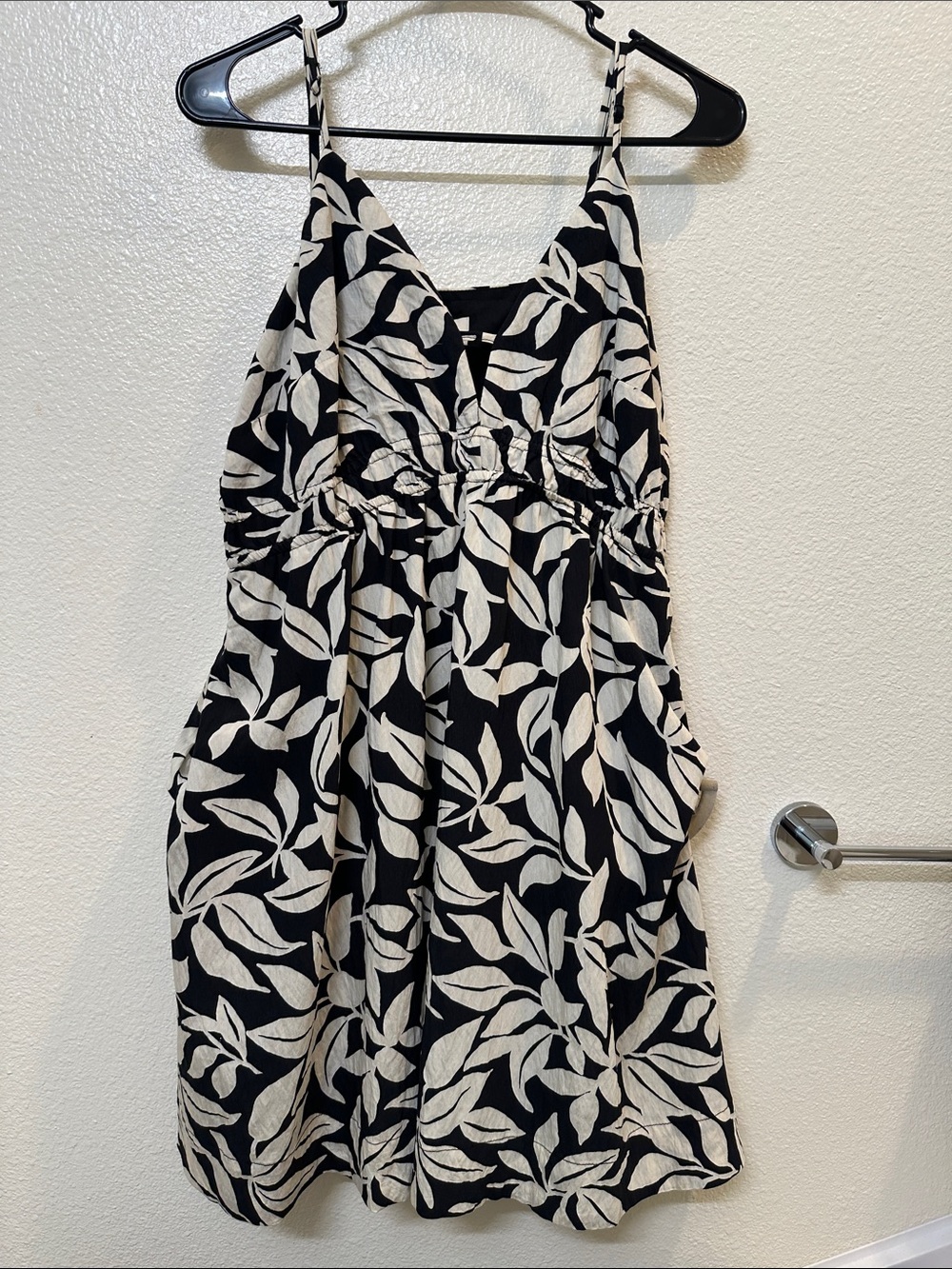 NWT Black & White Leaf-Print Spaghetti-Strap Dress with Pockets